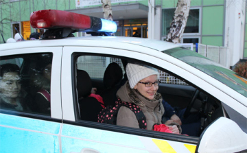 Rendőrautóval érkezett iskolába a nyertes - videóval