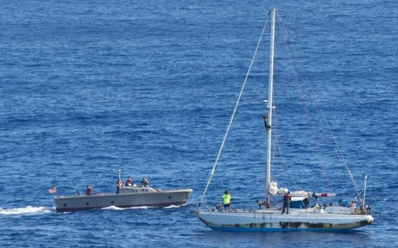 Majdnem öt hónap után mentettek meg két nőt egy elsodródott vitorlásról