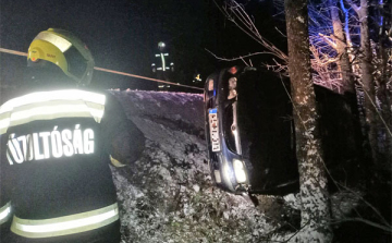 A havas útról lecsúszva felborult egy autó Döbrököznél