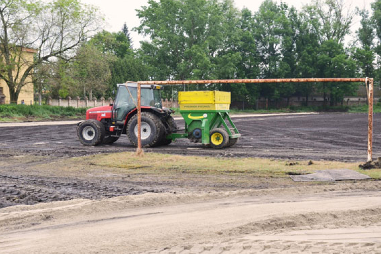 Új füves pálya épül a Szuhay Sportcentrumban
