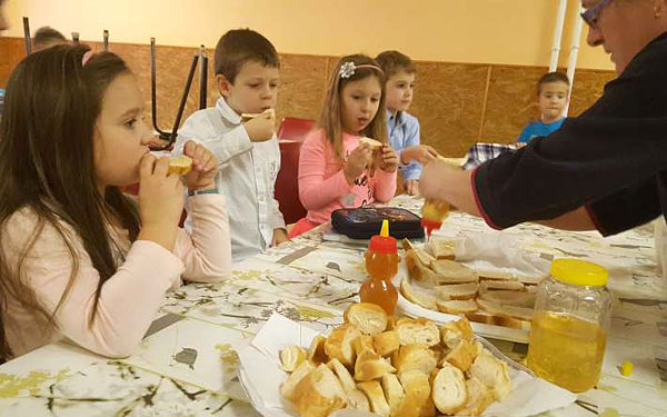 Mézkóstoló a József Attila Iskolában