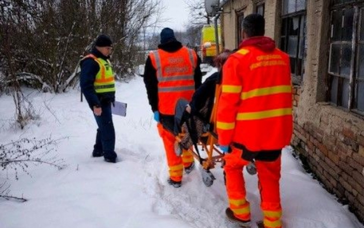Megmentették a dombóvári rendőrök és a szomszédok az idős nőt a fagyhaláltól