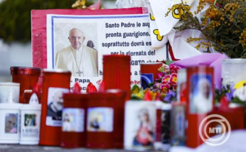 Ferenc pápa vasárnap elhagyja a kórházat, és visszatér a Vatikánba