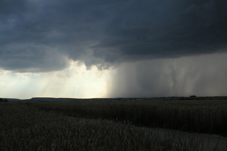 Felhőszakadás és viharos szél várható vasárnap