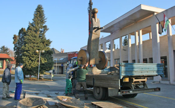 Felújítják a dombóvári Pogány mitológia szobrot 