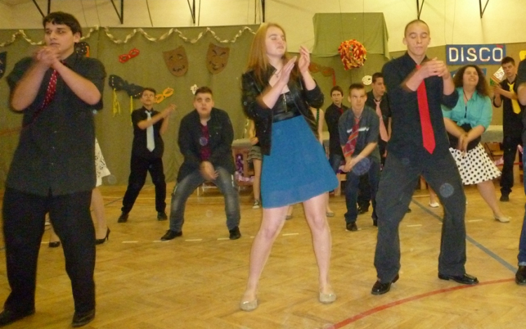 A '70-es évek világa a szekcsői iskolai farsangon