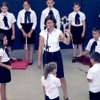 A Dombóvári Belvárosi Általános Iskola zsibongó kaptárrá vált a tanévnyitó előtt