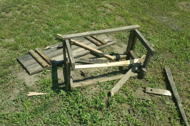 Fejszével vert szét egy padot egy dühöngő tini