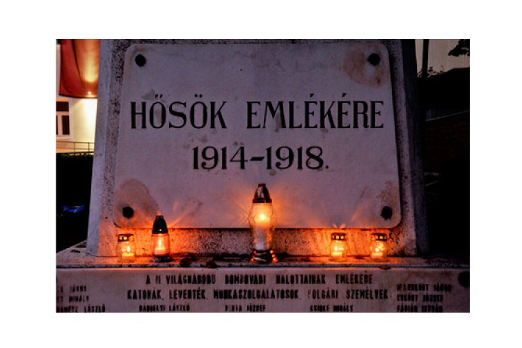 Tisztelgés az I. és II. világháború dombóvári áldozatai előtt