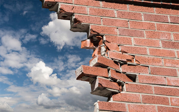 Melléképület homlokzati fala dőlt a járdára Dombóváron, a Teleki utcában