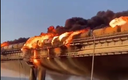 Ukrajnai háború - Felrobbant egy teherautó a Krími hídon, az építmény megsérült