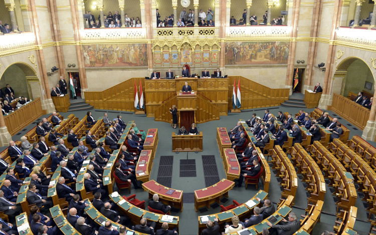 Ismét a kormányt kérdezik a képviselők