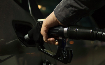 Péntektől kétféle ártípussal lehet találkozni a benzinkutakon