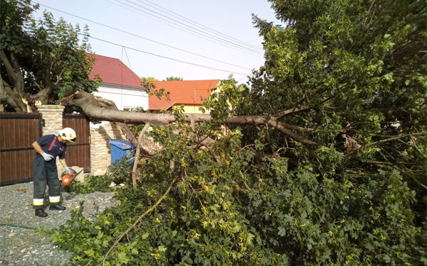 Vihar- és csőtörés kár felszámolásához hívták a dombóvári tűzoltókat hétvégén