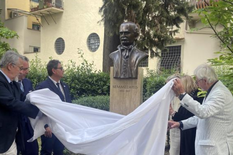 Semmelweis-szobrot avattak Európa legrégebbi gyermekvédő központjában, Firenzében