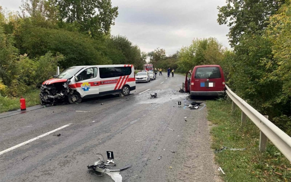 Betegszállító kisbusz ütközött egy szemből érkező autóval Kapospulánál