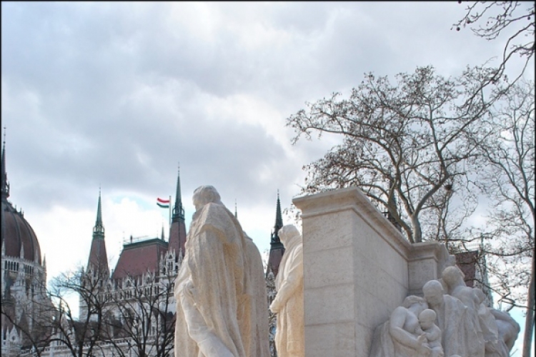 A Kossuth-szoborcsoport másolatának avatása a Parlament előtt