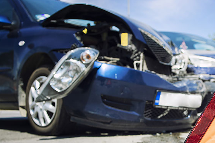 Jogosítvány és biztonsági öv nélkül vezetett és ütközött egy autós Gyulajon