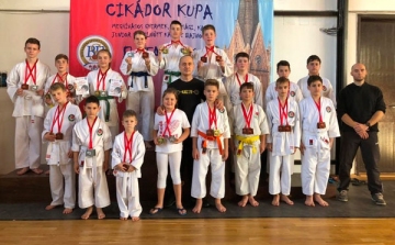 34 érmet nyert a dombóvári karate gyerekcsapat